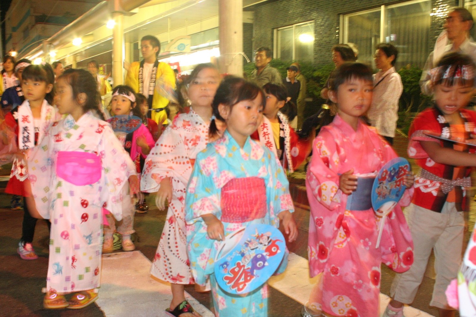 浴衣姿の子どもたちによる民謡流し