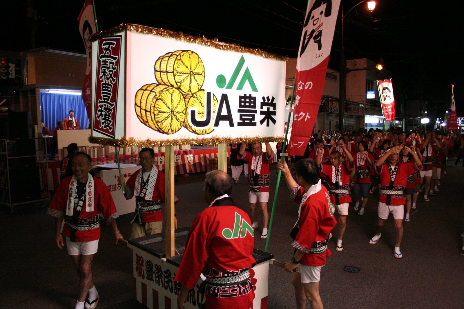 JA豊栄の灯籠を先頭に進む民謡流し