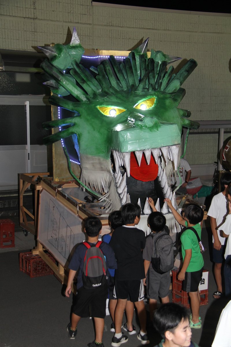 緑色の灯籠展示